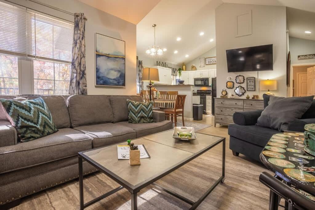 Sasquatch Lodge E Sleeps 13 Гатлинбург Экстерьер фото